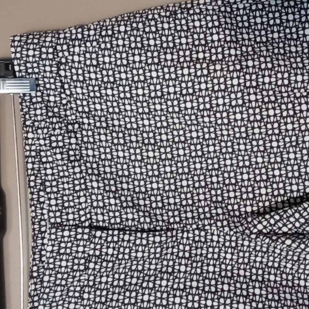 Loft Black/White Patterned Shorts Size 10 - Picture 3 of 5